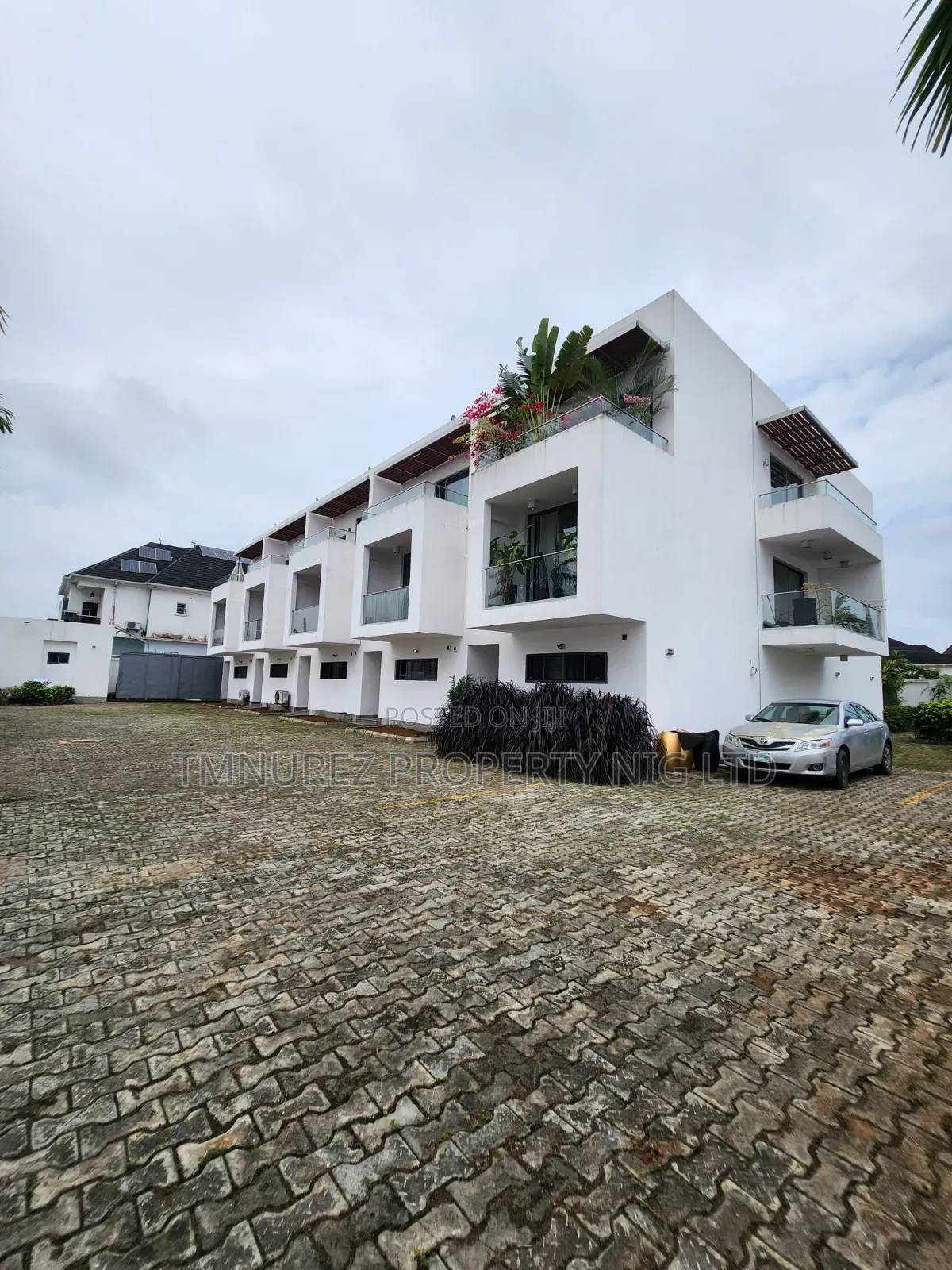 4bdrm Duplex in Chevron for rent