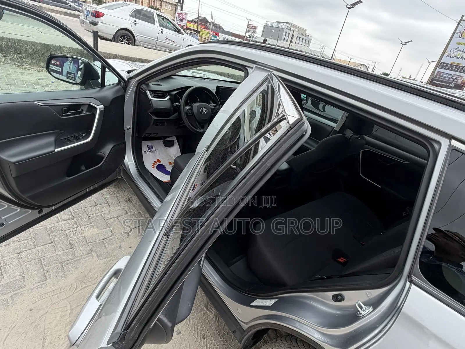 Toyota RAV4 LE 2021 Silver