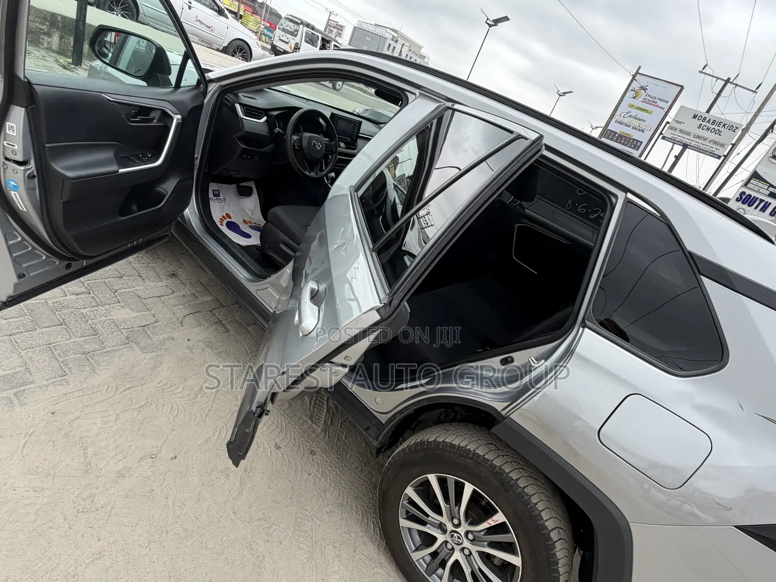 Toyota RAV4 LE 2021 Silver