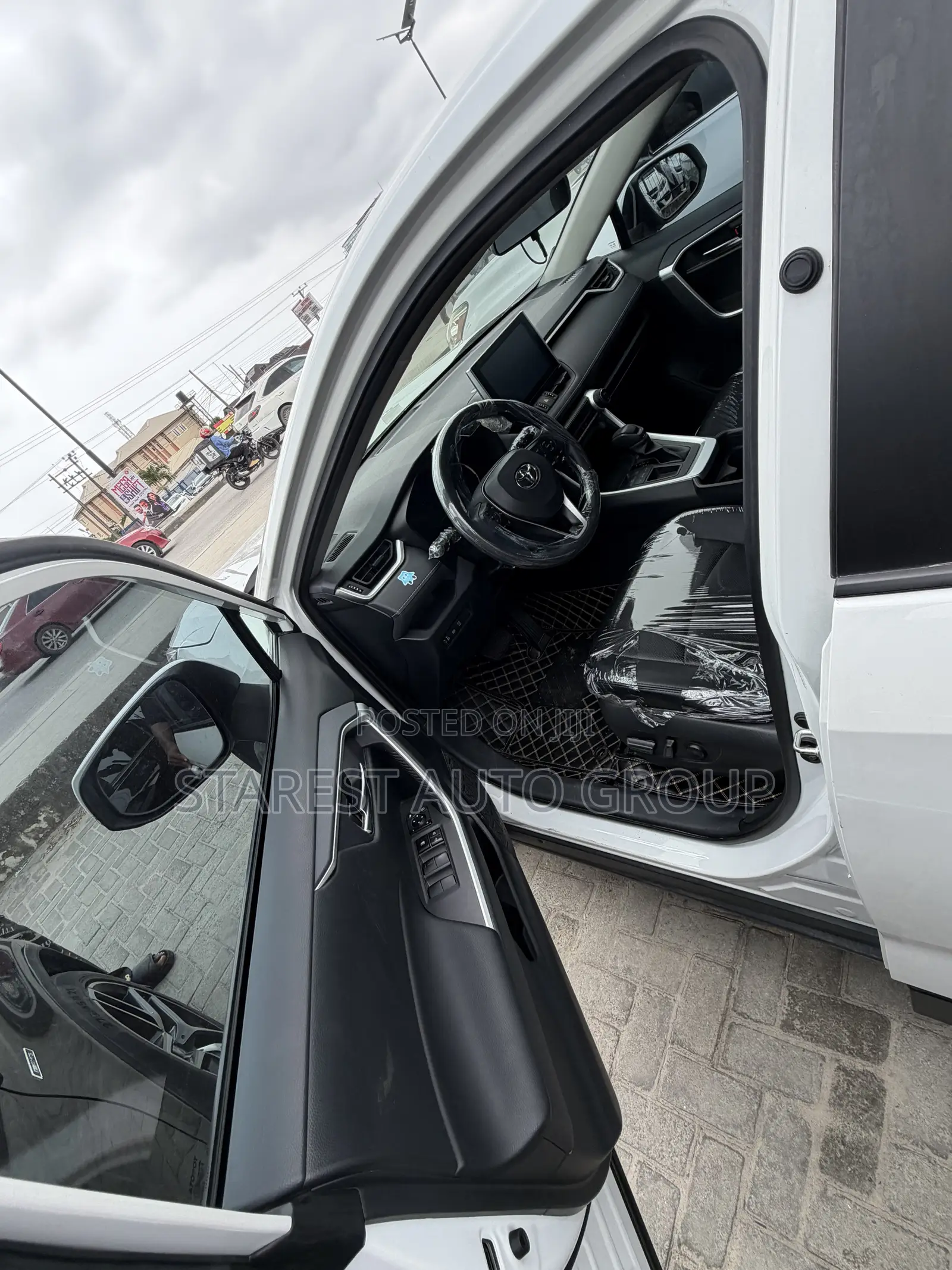 Toyota RAV4 XLE Premium 2026 White
