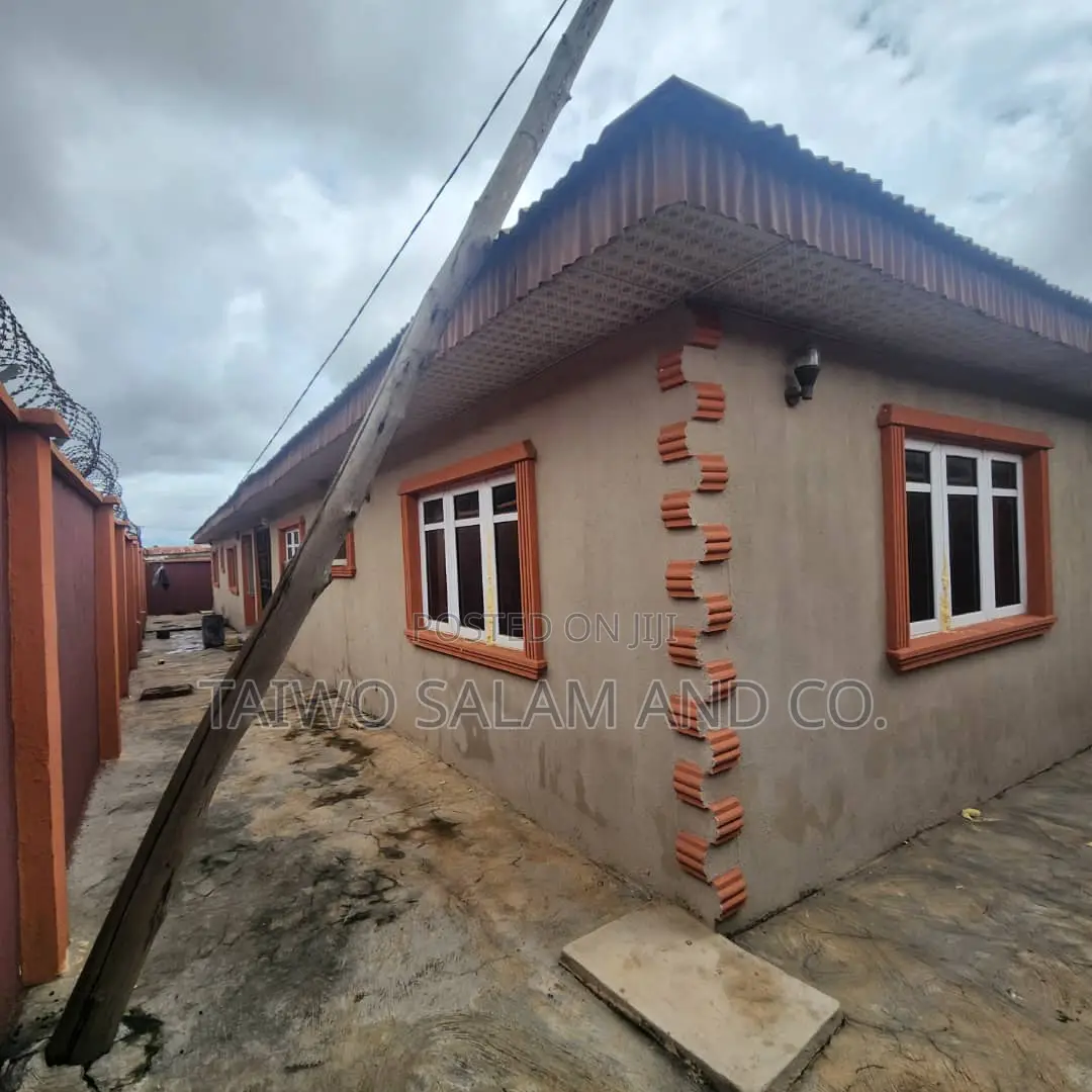 3bdrm Block of Flats in Oluyole Estate for sale