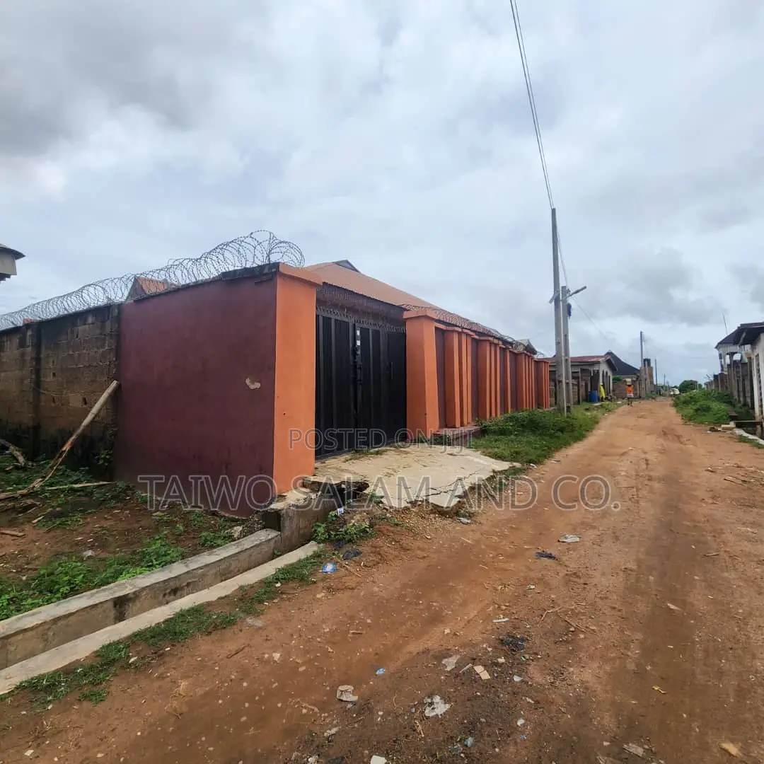 3bdrm Block of Flats in Oluyole Estate for sale