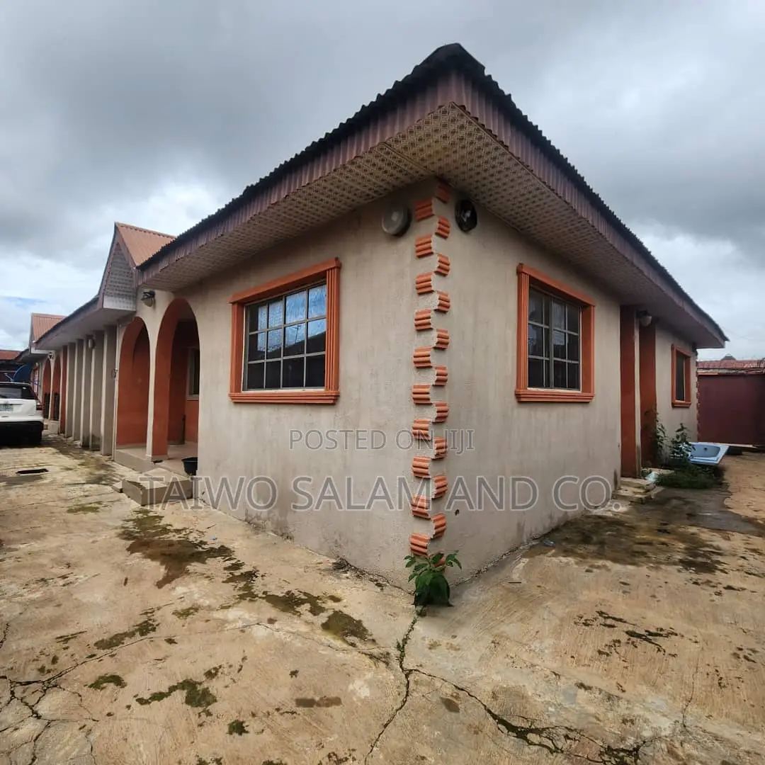 3bdrm Block of Flats in Oluyole Estate for sale