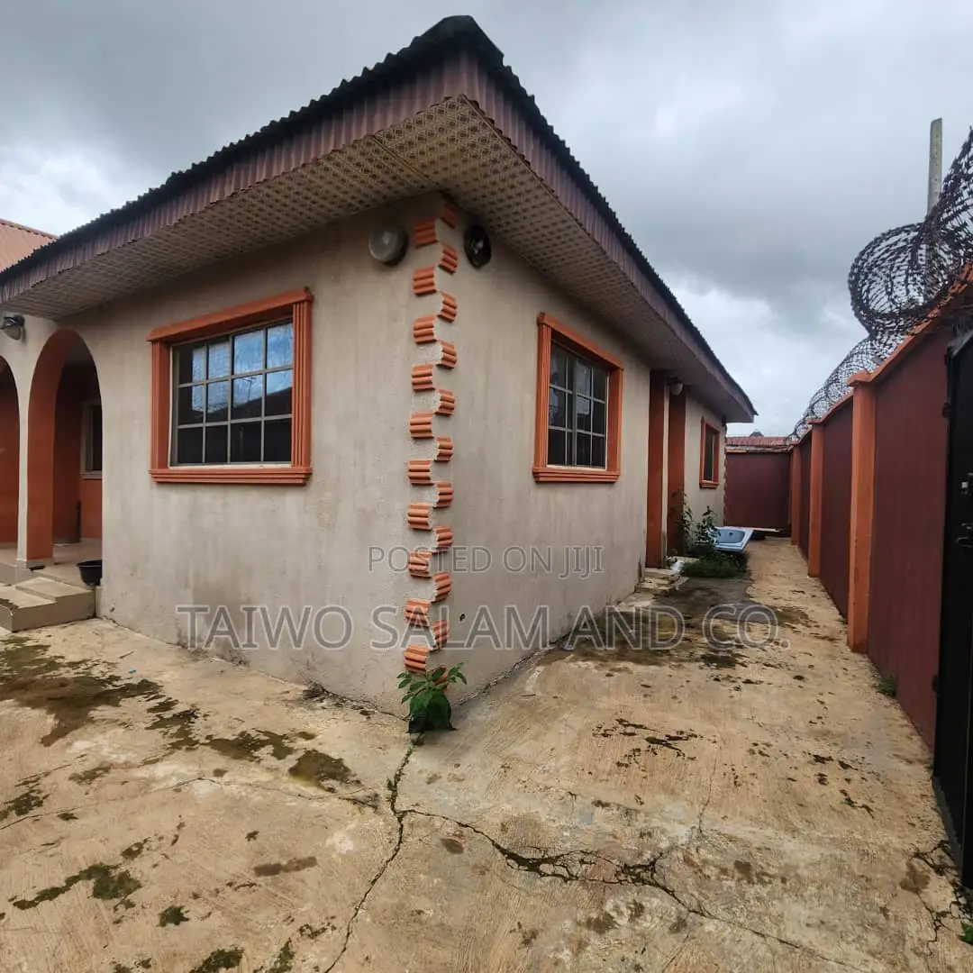 3bdrm Block of Flats in Oluyole Estate for sale