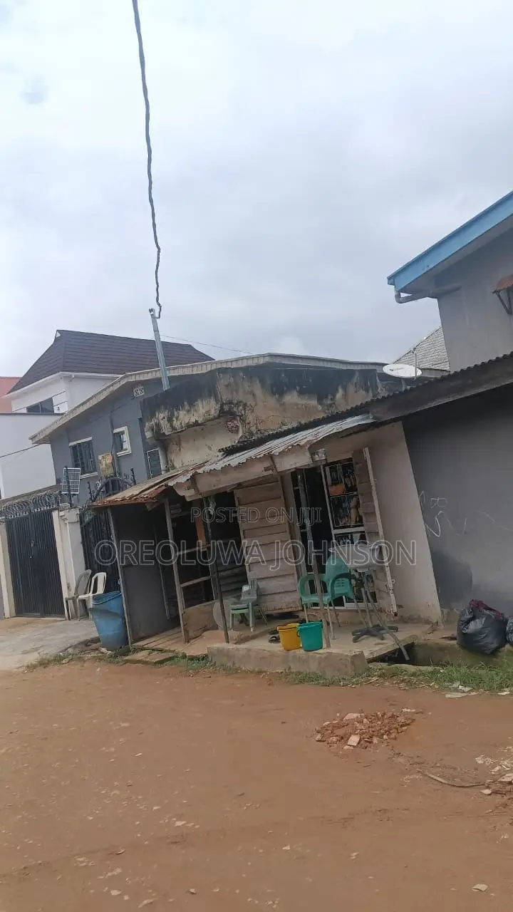 3bdrm Block of Flats in Egbe/Idimu for sale