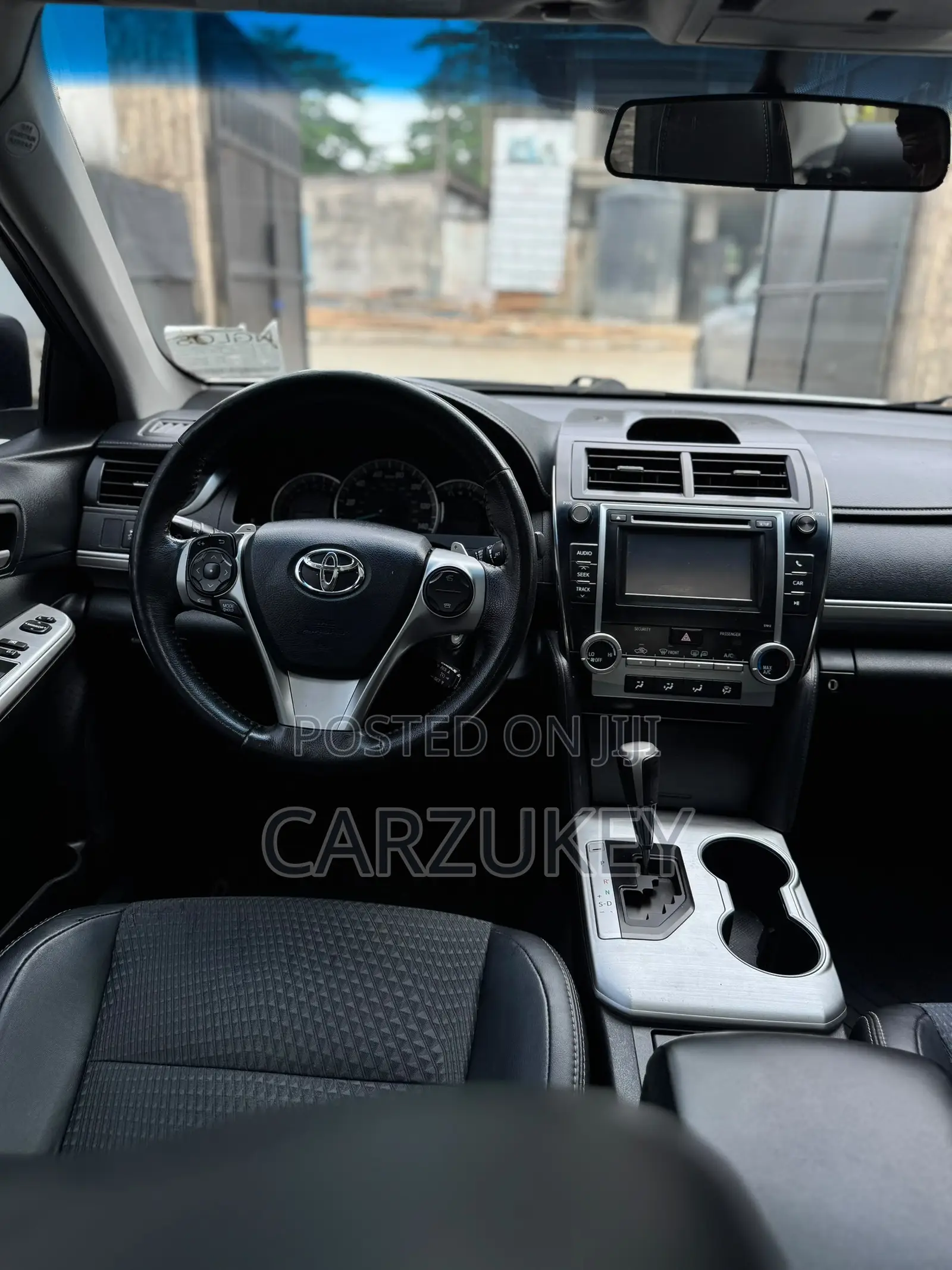 Toyota Camry SE 4dr Sedan (2.5L 4cyl 6A) 2013 White