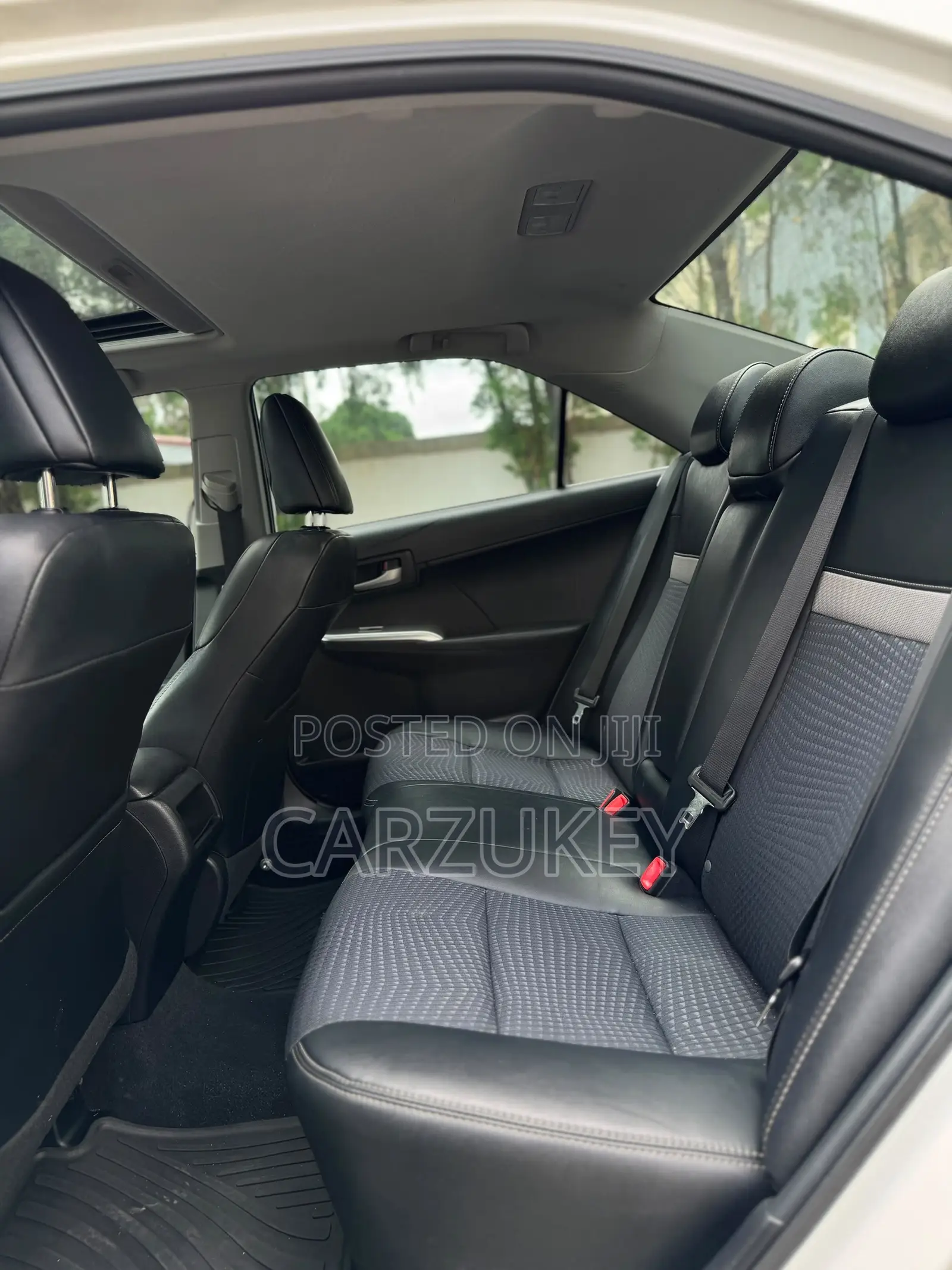 Toyota Camry SE 4dr Sedan (2.5L 4cyl 6A) 2013 White