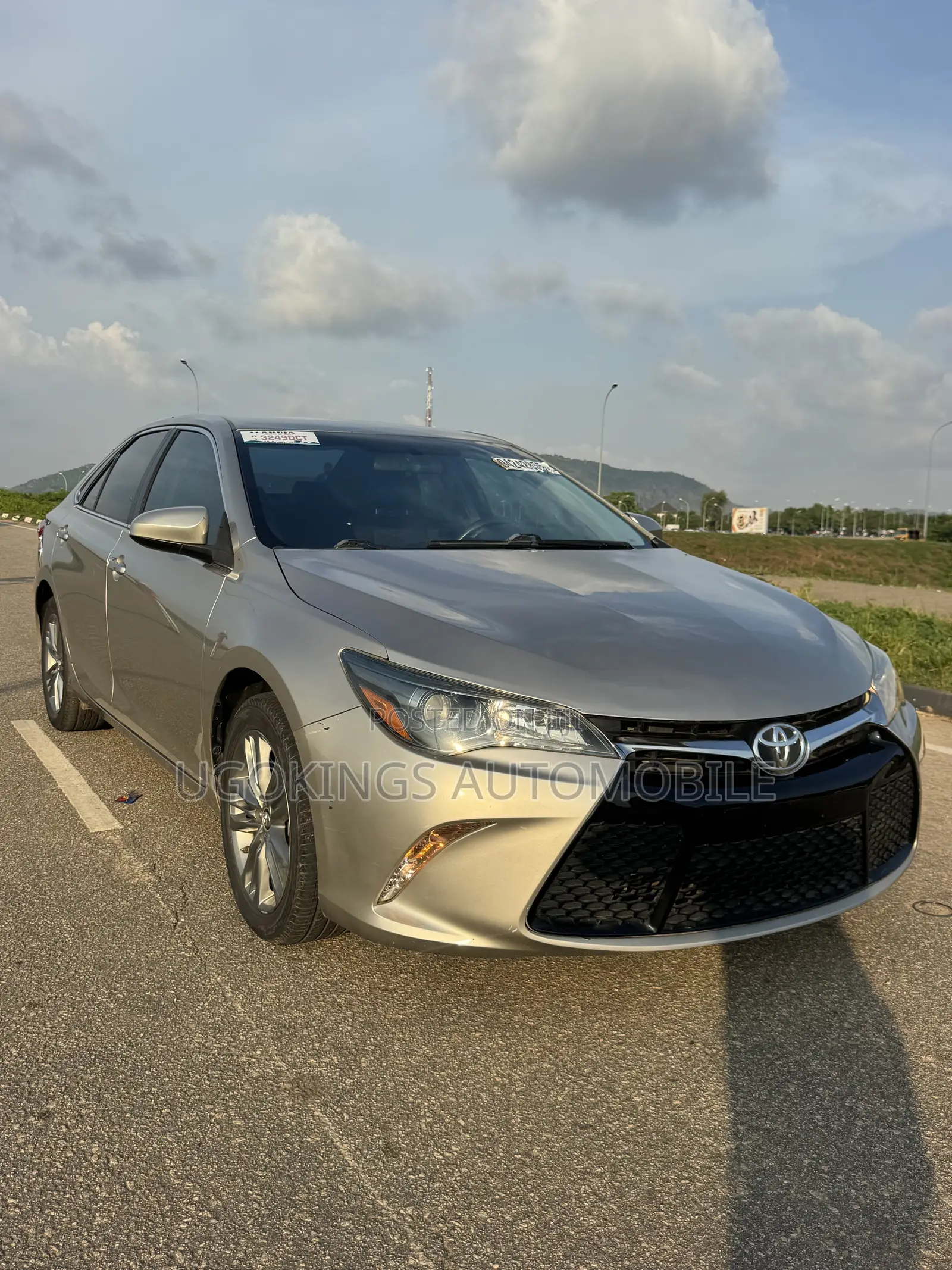 Toyota Camry SE 4dr Sedan (2.5L 4cyl 6A) 2015 Gold