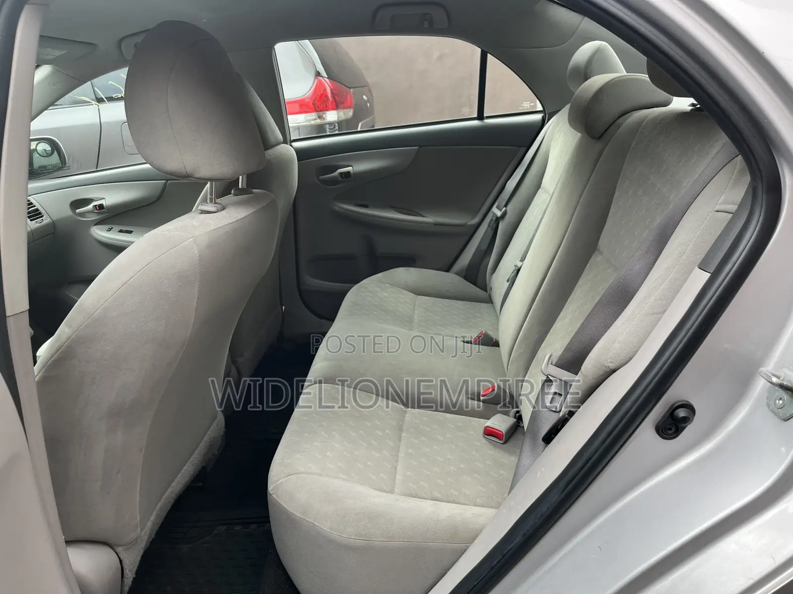 Toyota Corolla Base 4dr Sedan (1.8L 4cyl 5M) 2010 Silver