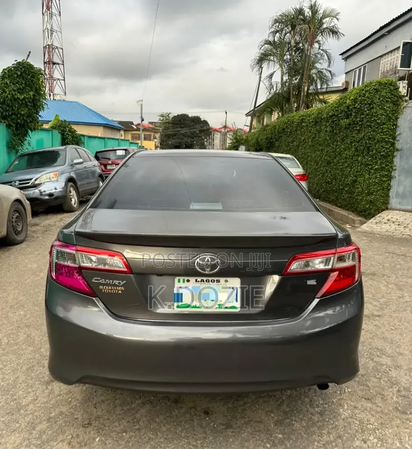Toyota Camry SE 4dr Sedan (2.5L 4cyl 6A) 2013 Gray