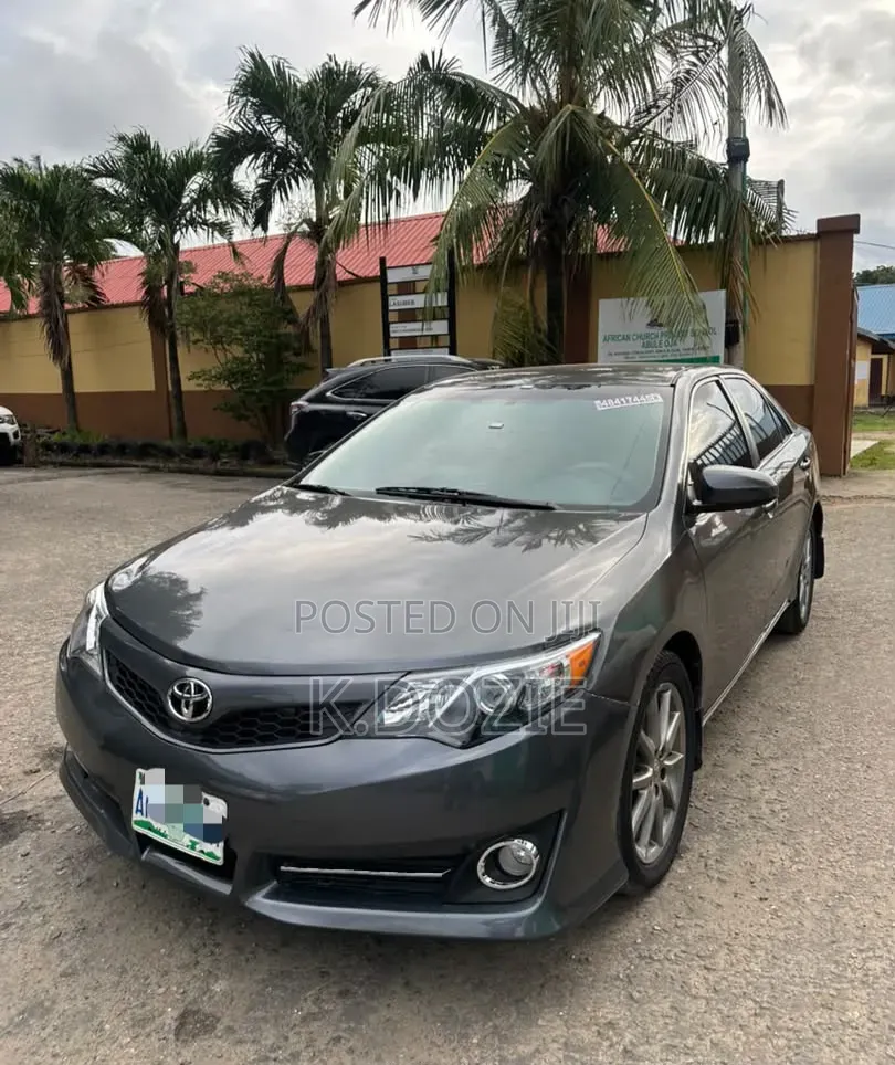 Toyota Camry SE 4dr Sedan (2.5L 4cyl 6A) 2013 Gray