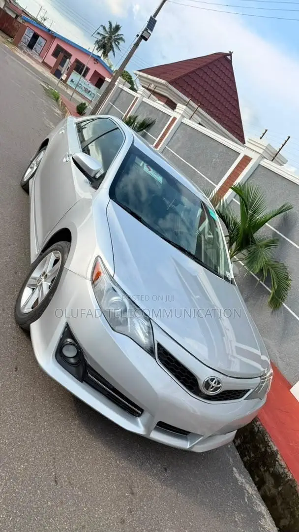 Toyota Camry SE 4dr Sedan (2.5L 4cyl 6A) 2013 Silver
