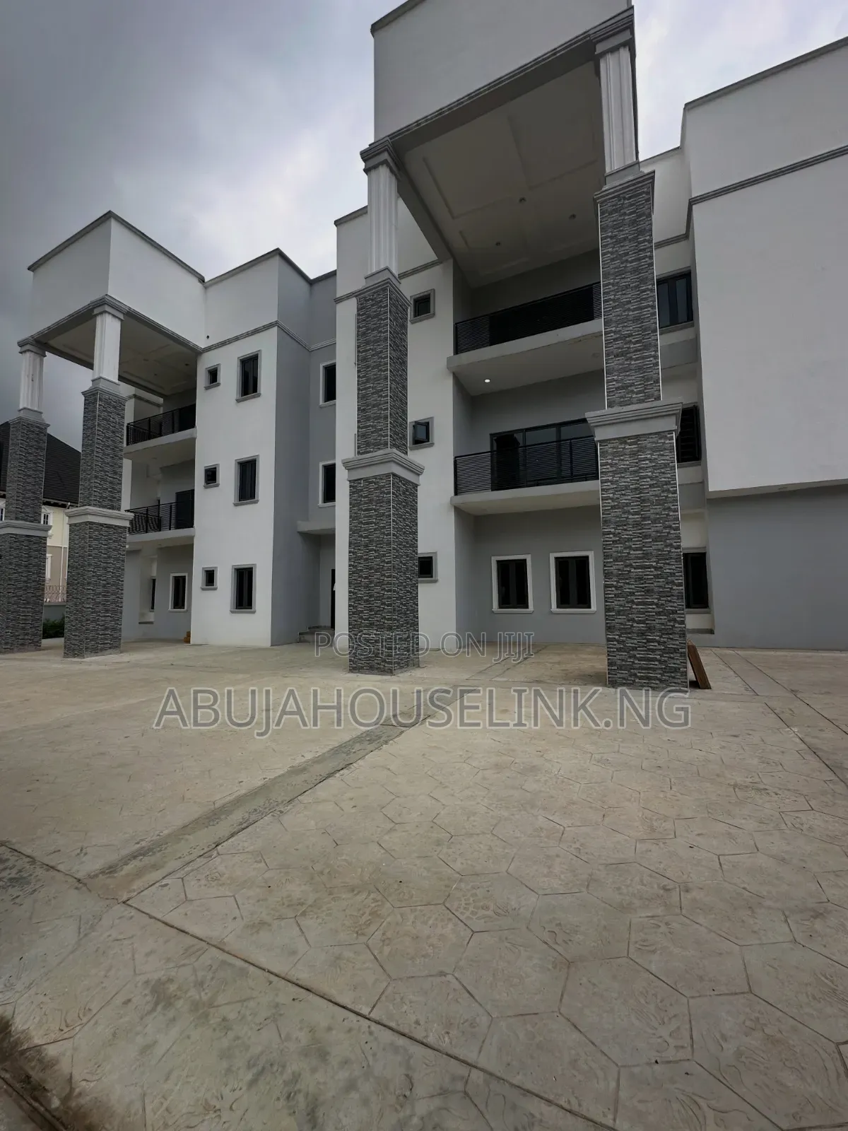 3bdrm Apartment in Main Abujaguzape for sale
