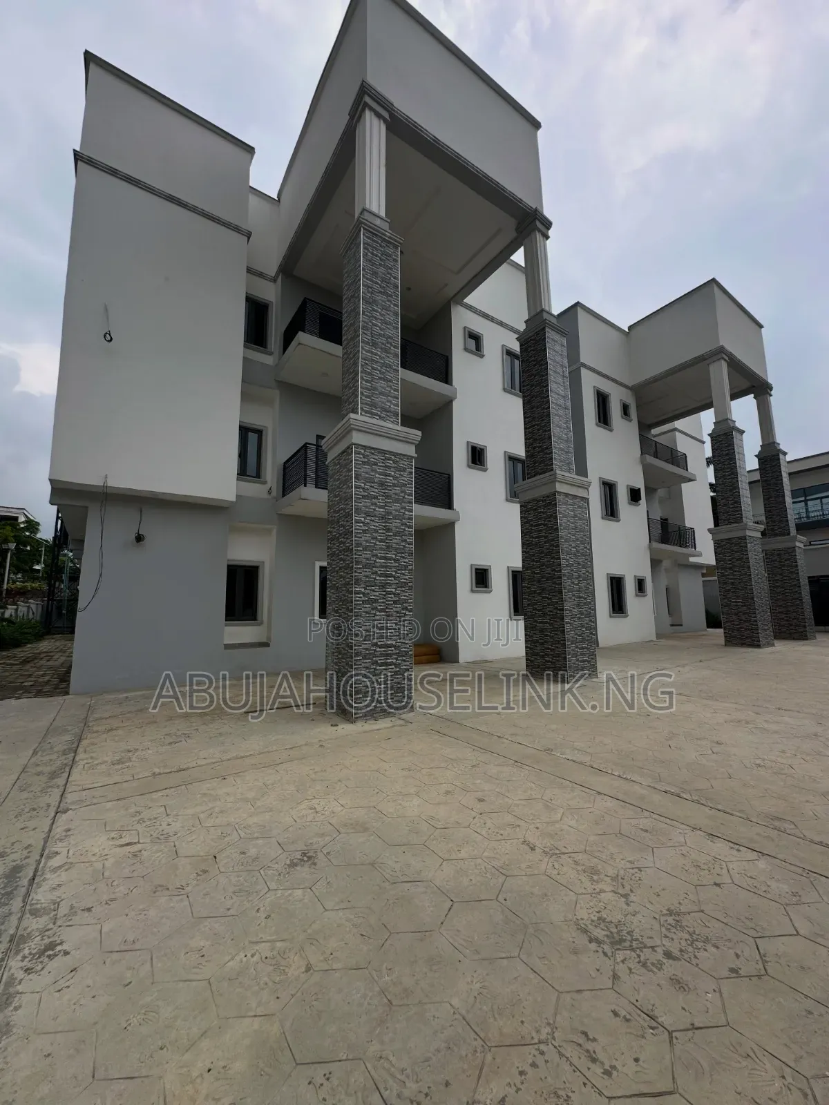 3bdrm Apartment in Main Abujaguzape for sale