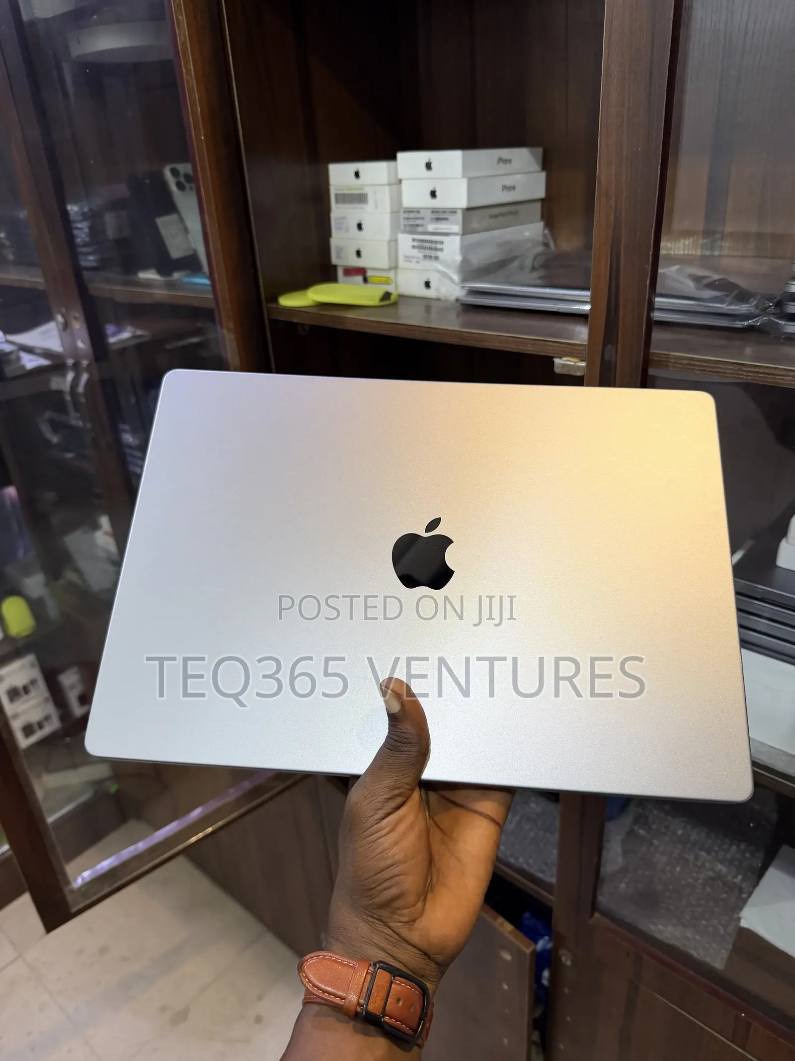 Laptop Apple MacBook Pro 2021 M1 32GB Apple M1 Pro SSD 1T