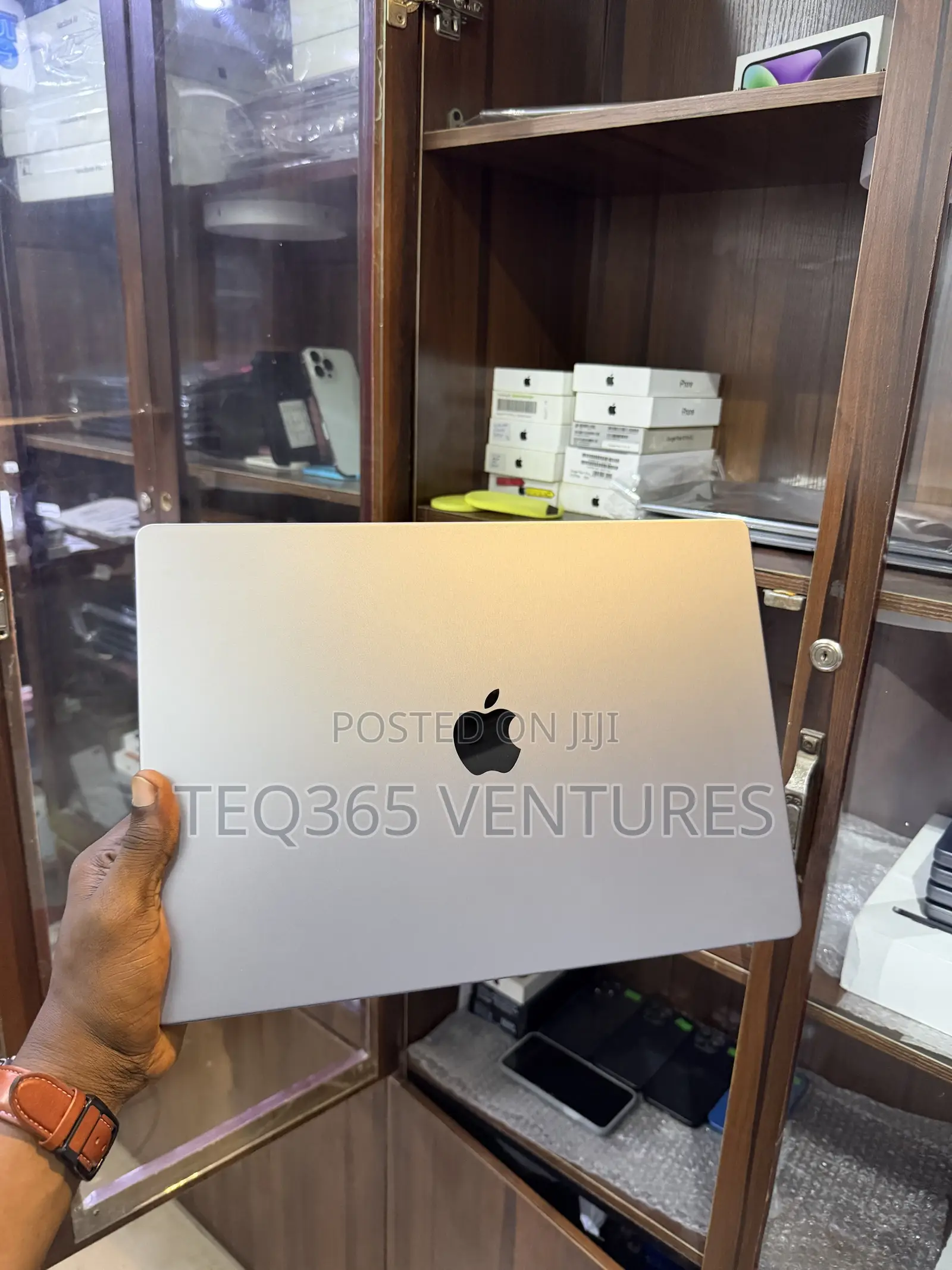 Laptop Apple MacBook Pro 2021 M1 16GB Apple M1 Pro SSD 512GB