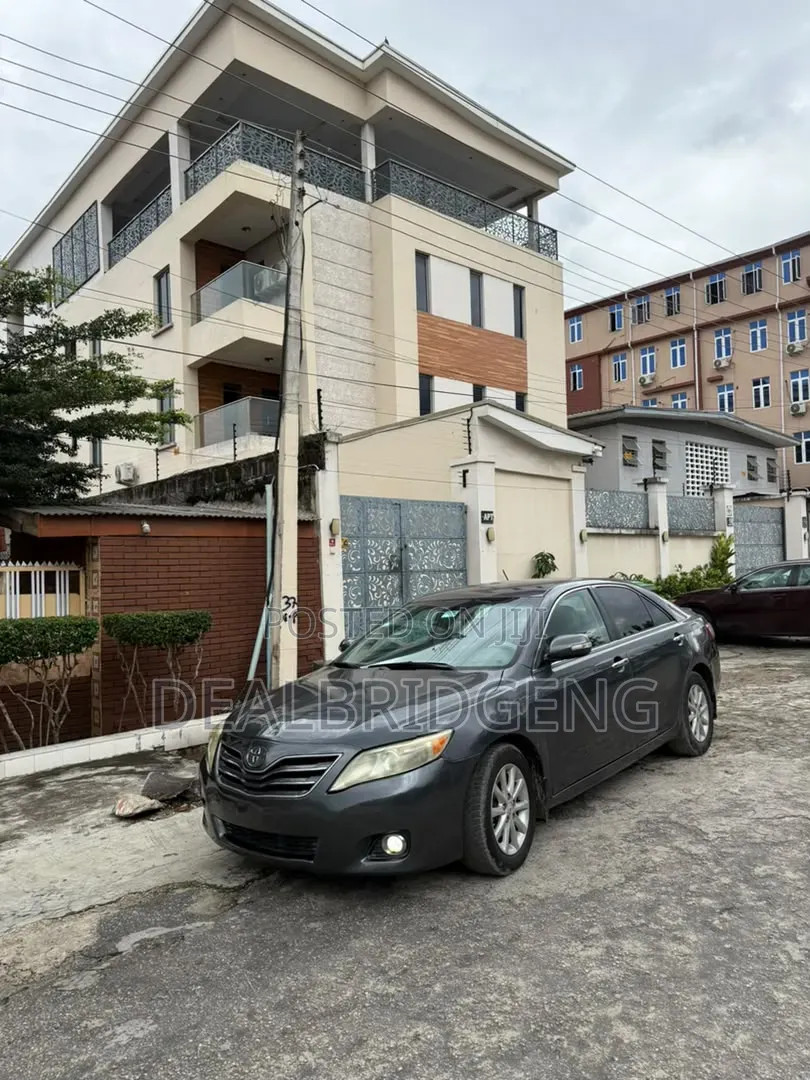 Toyota Camry LE 4dr Sedan (2.5L 4cyl 6A) 2011 Gray