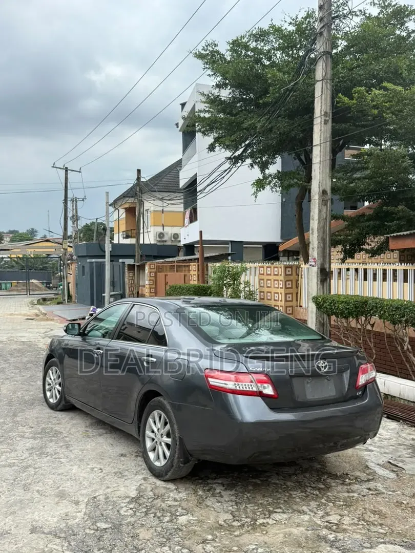Toyota Camry LE 4dr Sedan (2.5L 4cyl 6A) 2011 Gray