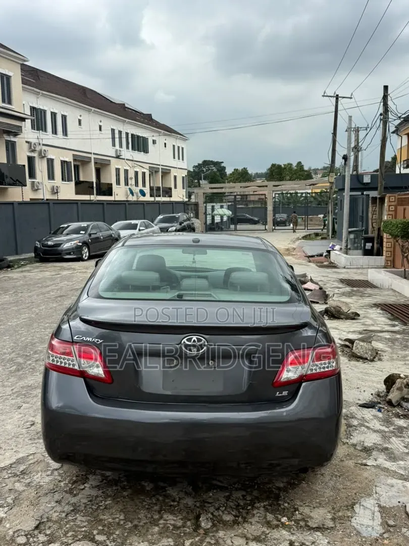 Toyota Camry LE 4dr Sedan (2.5L 4cyl 6A) 2011 Gray
