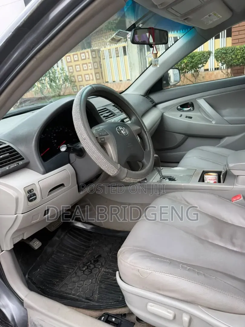 Toyota Camry LE 4dr Sedan (2.5L 4cyl 6A) 2011 Gray