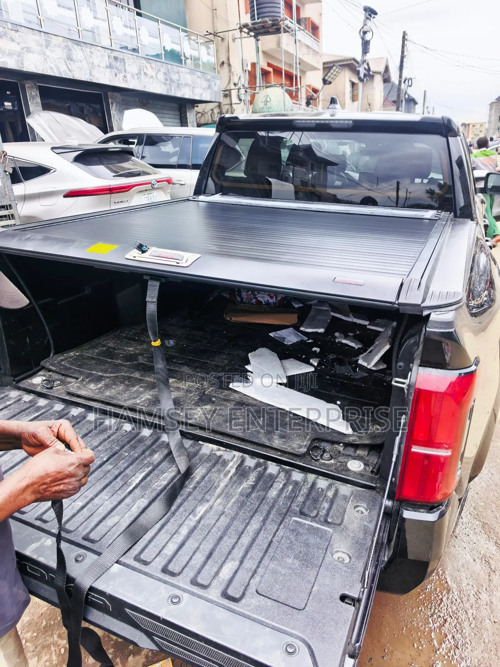 Tacoma Hilux Cover . Rolling