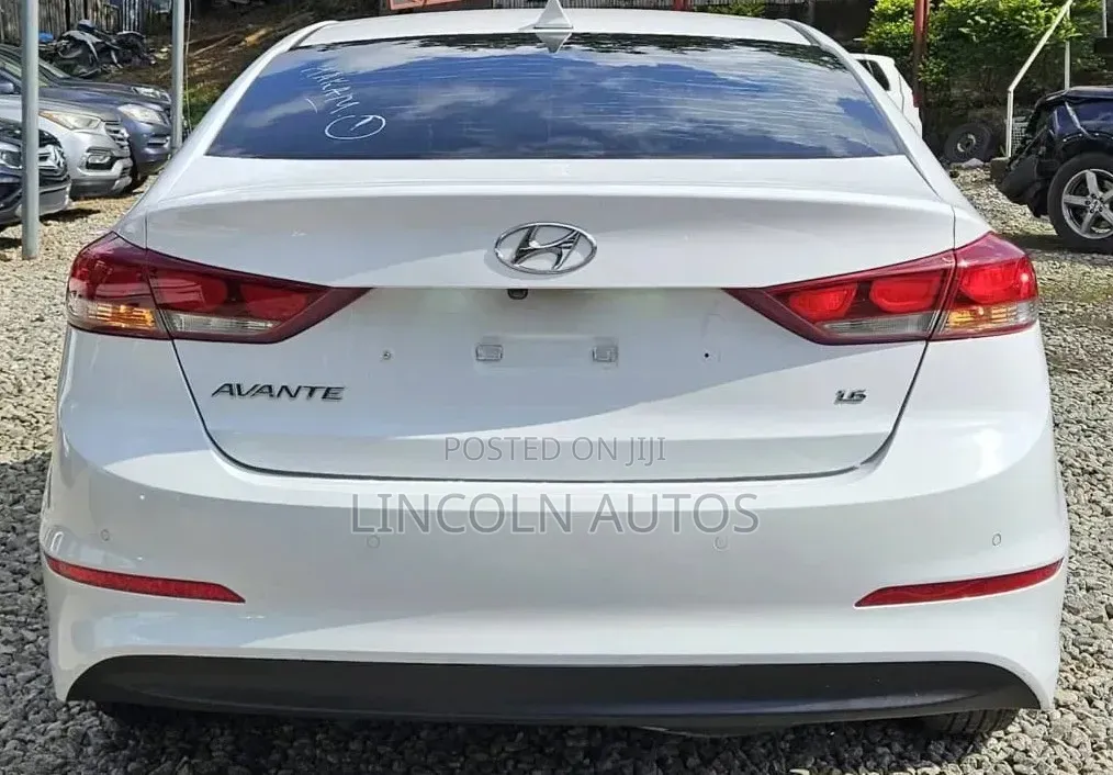 Hyundai Elantra Limited Sedan FWD (2.0L 4cyl 6A) 2017 White