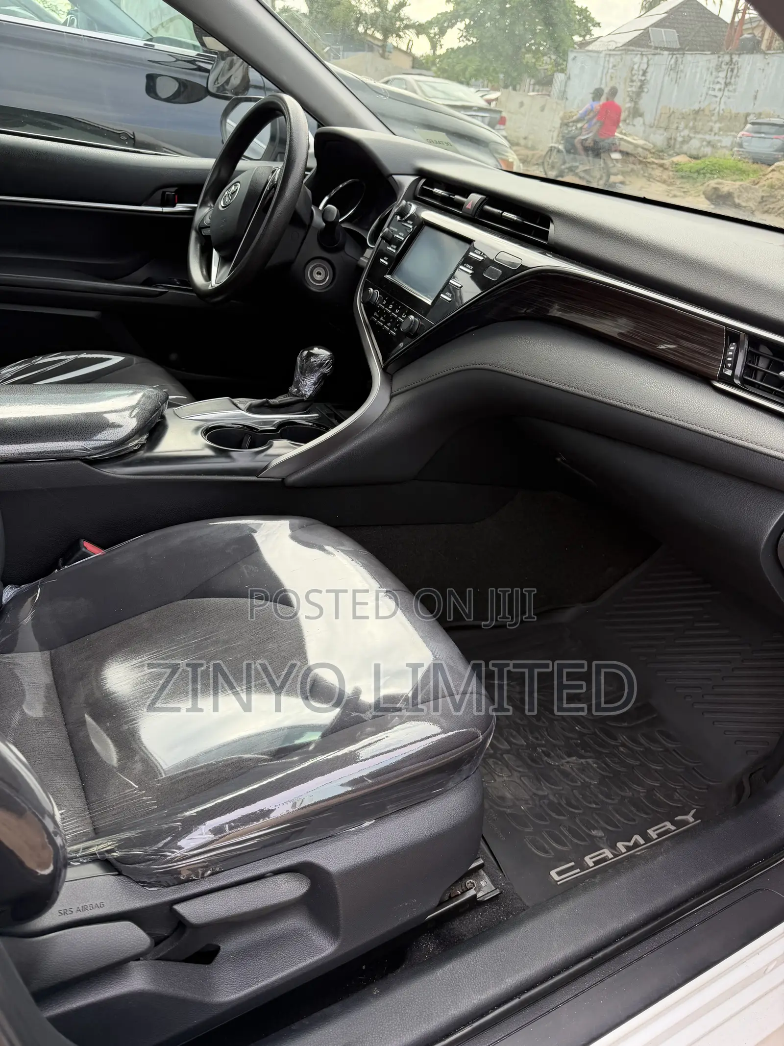 Toyota Camry LE (2.5L 4cyl 8A) 2019 White