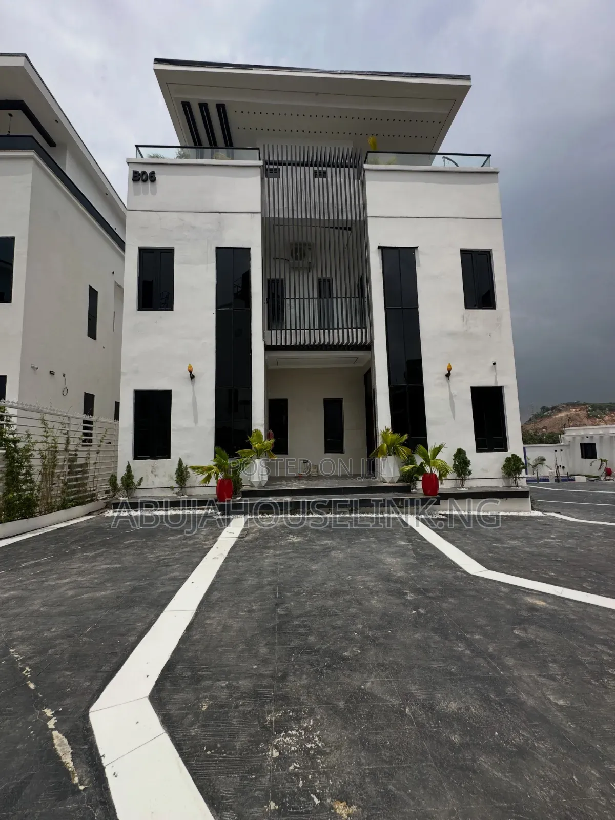 4bdrm Duplex in Guzape Main Abuja for sale