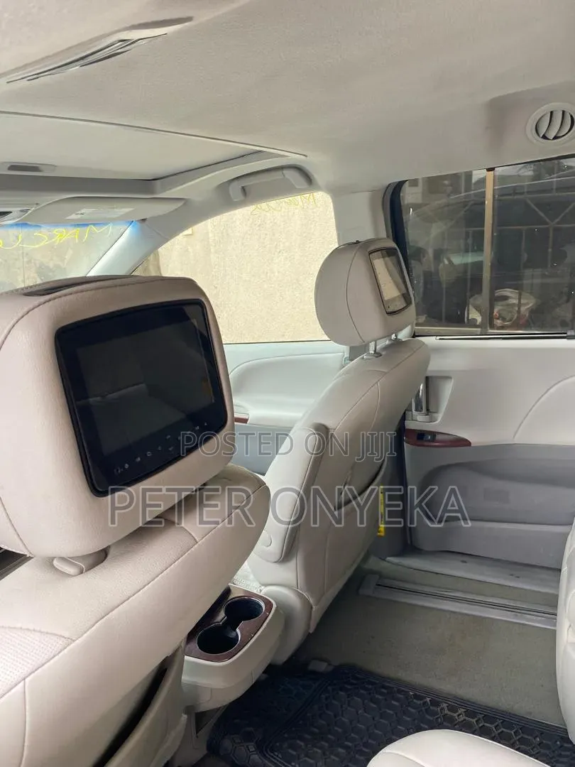 Toyota Sienna 2015 Black