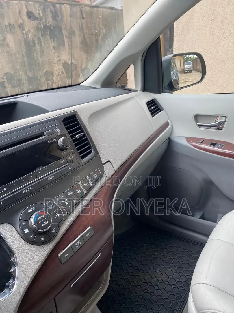 Toyota Sienna 2015 Black