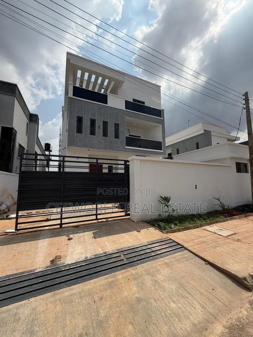 5bdrm Penthouse in Kolapo Ishola, Akobo for sale