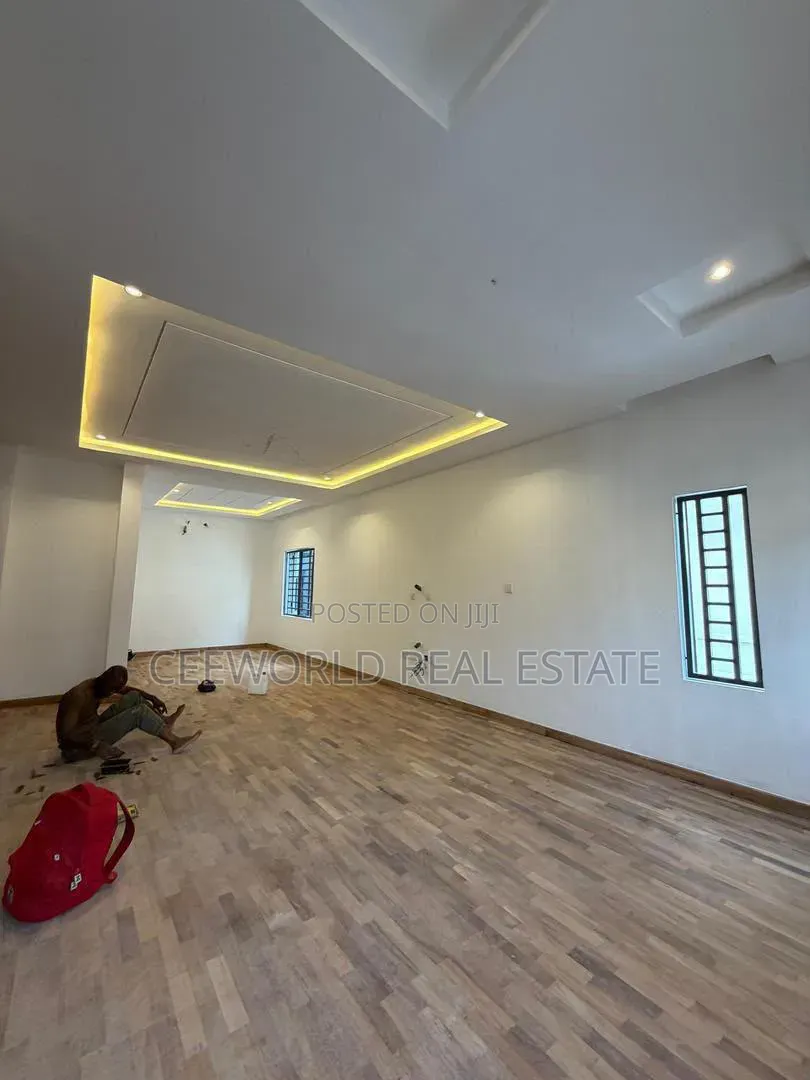 5bdrm Penthouse in Kolapo Ishola, Akobo for sale