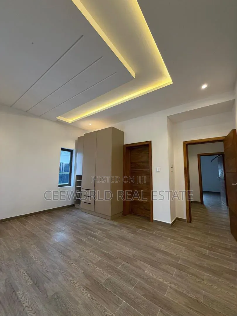 5bdrm Penthouse in Kolapo Ishola, Akobo for sale