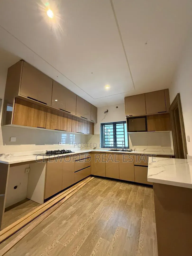 5bdrm Penthouse in Kolapo Ishola, Akobo for sale