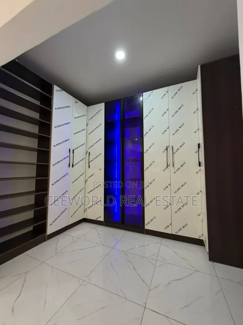 5bdrm Duplex in Oke'Badan Estate for sale