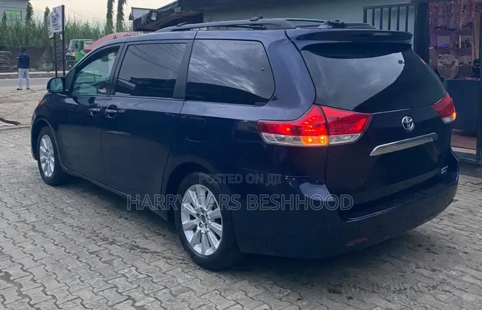 Toyota Sienna Limited AWD 7-Passenger 2013 Blue