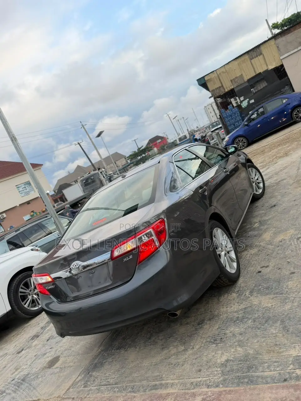 Toyota Camry XLE 4dr Sedan (2.5L 4cyl 6A) 2012 Gray