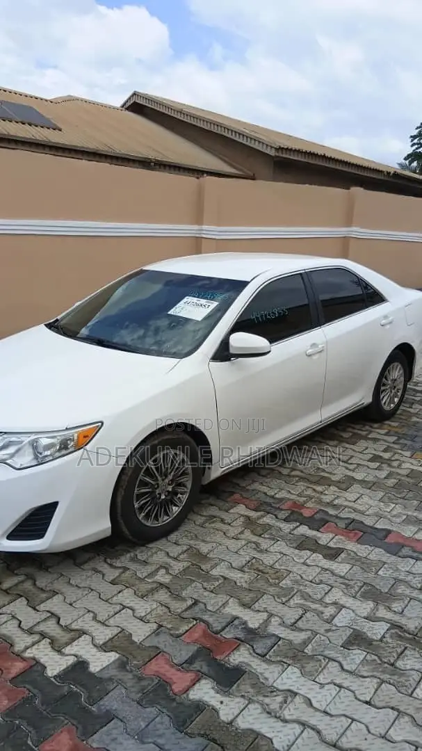 Toyota Camry LE 4dr Sedan (2.5L 4cyl 6A) 2012 White