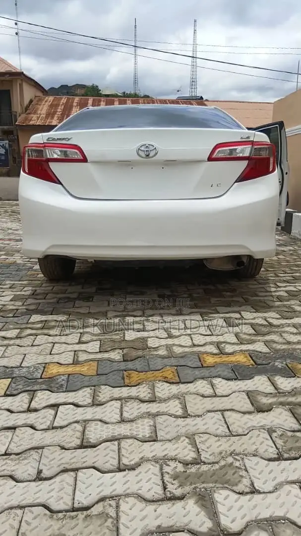 Toyota Camry LE 4dr Sedan (2.5L 4cyl 6A) 2012 White