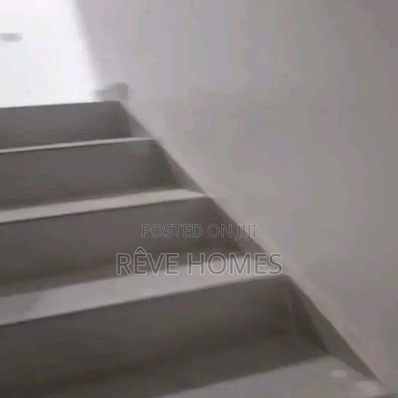 5bdrm Duplex in Millenuim/UPS for rent