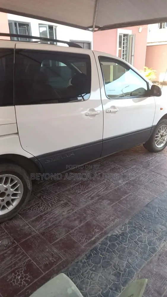 Toyota Sienna 2000 White