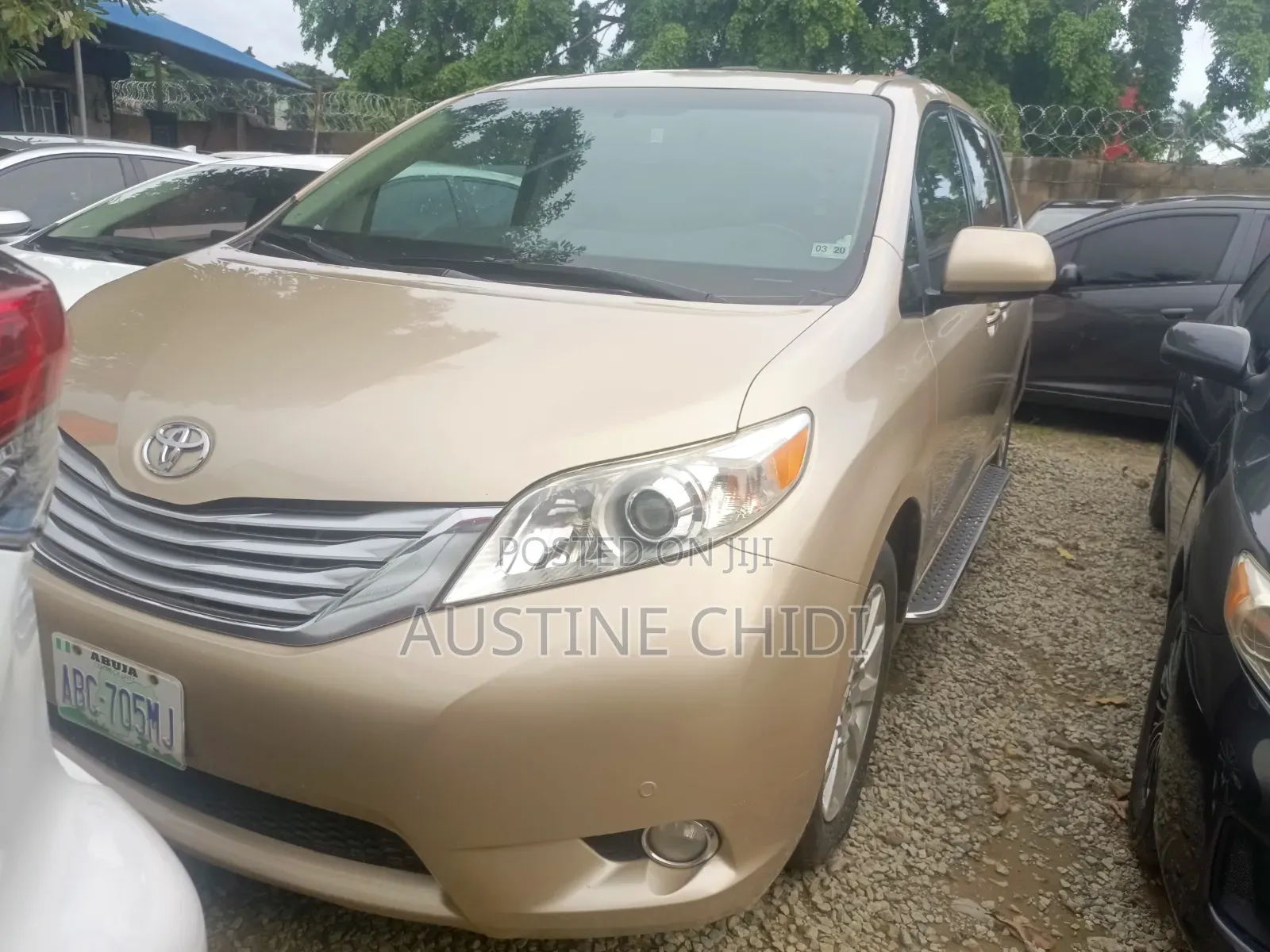 Toyota Sienna 2011 Gold