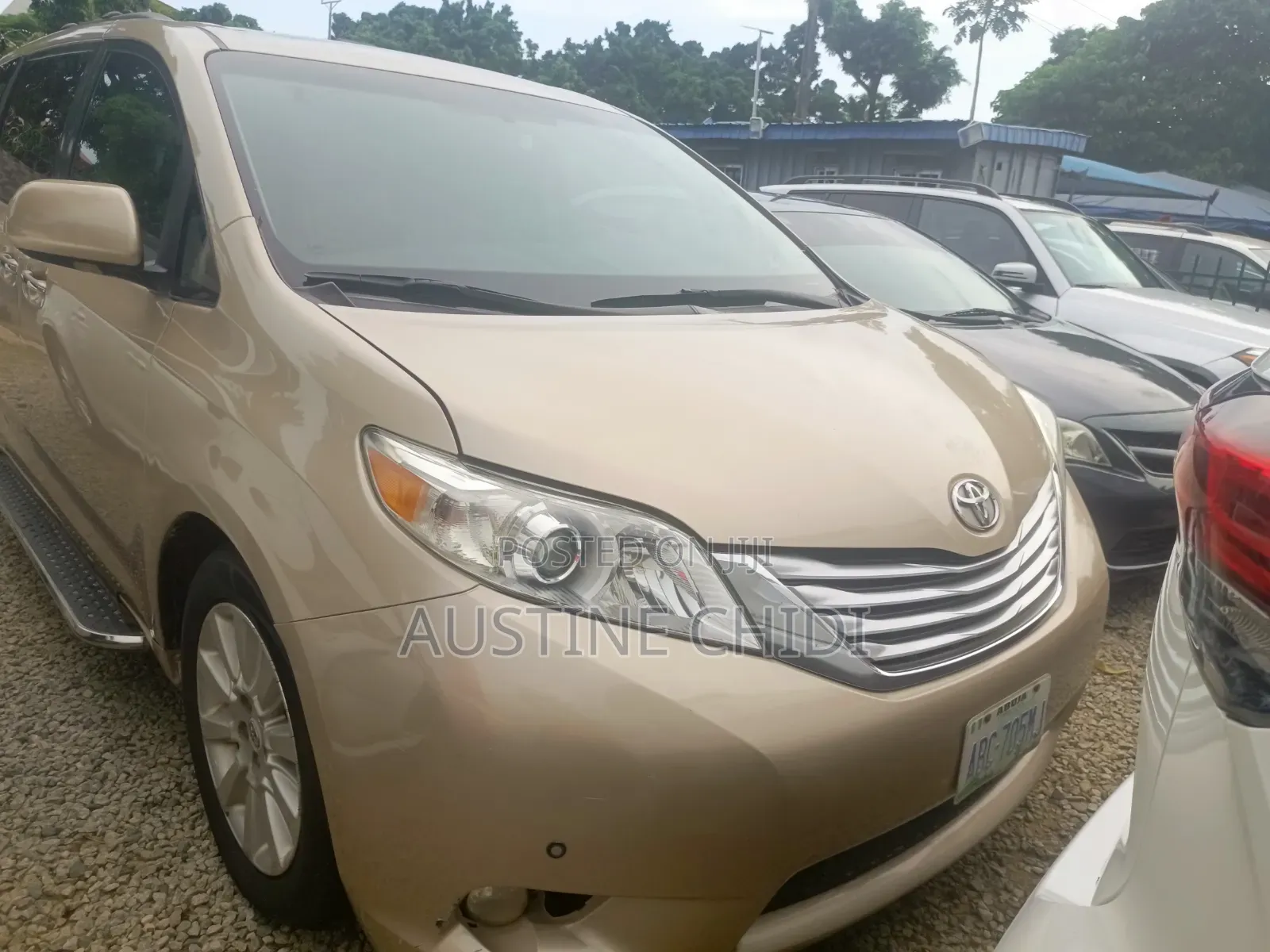 Toyota Sienna 2011 Gold