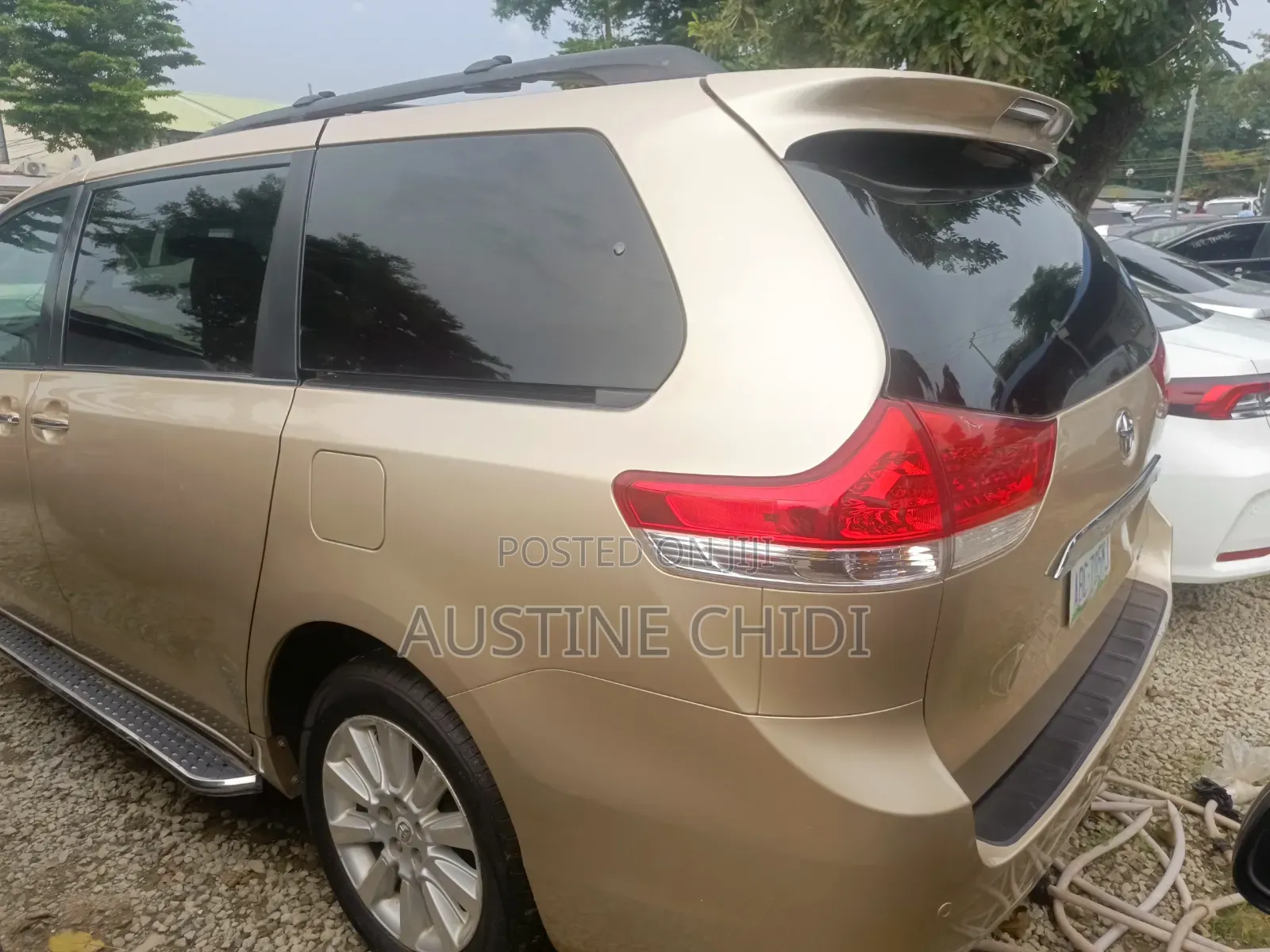 Toyota Sienna 2011 Gold