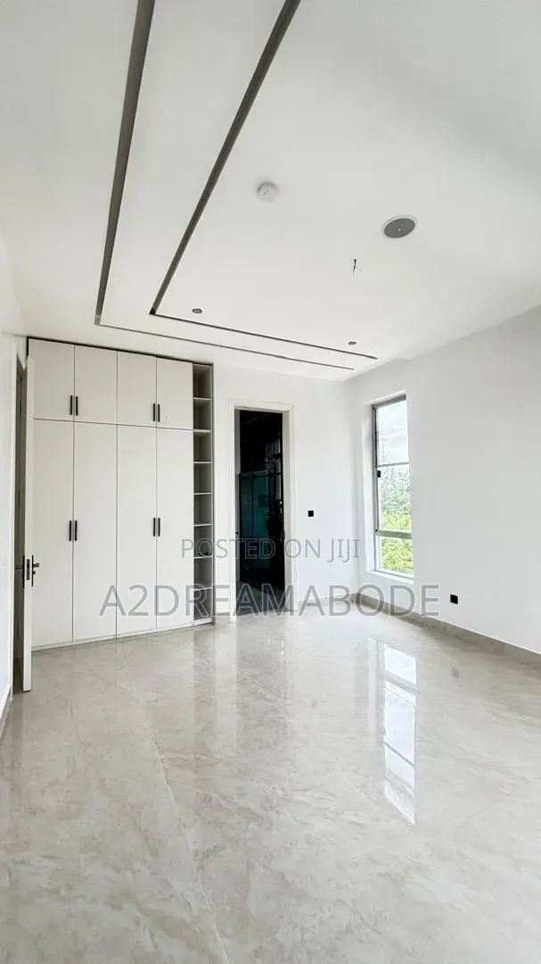 5bdrm Duplex in Banana Island for sale