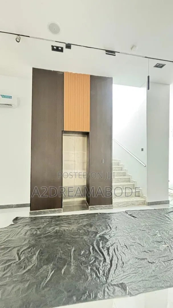 5bdrm Duplex in Banana Island for sale
