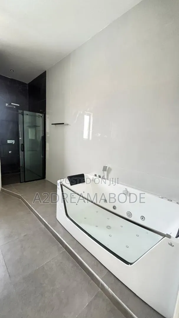 5bdrm Duplex in Banana Island for sale