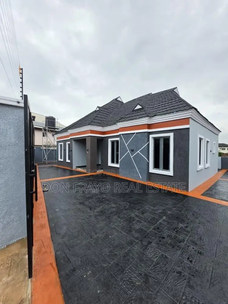 3bdrm Bungalow in Akoto Estate Elebu, Akala Express for sale