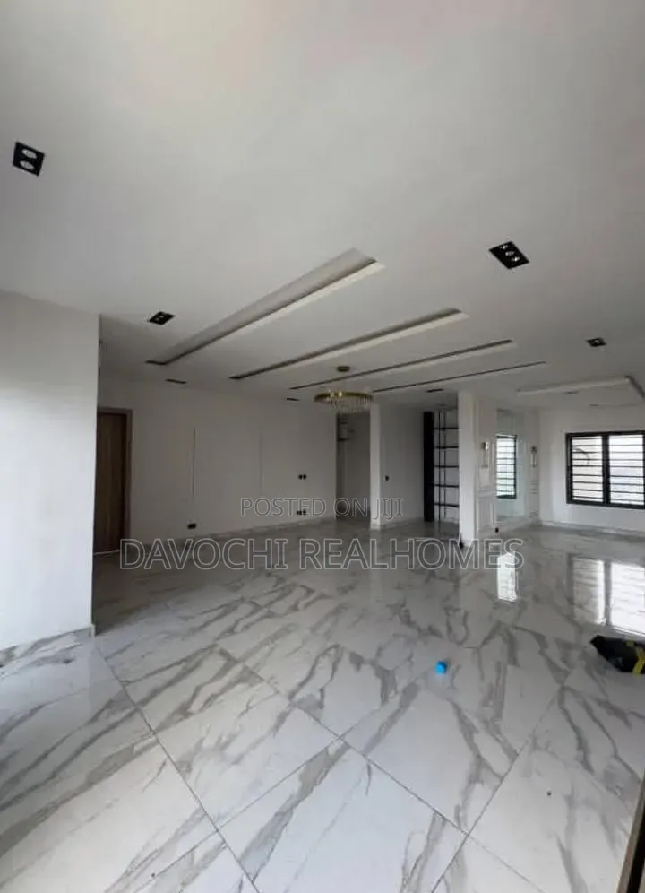3bdrm Apartment in Lekki Phase 1 for rent