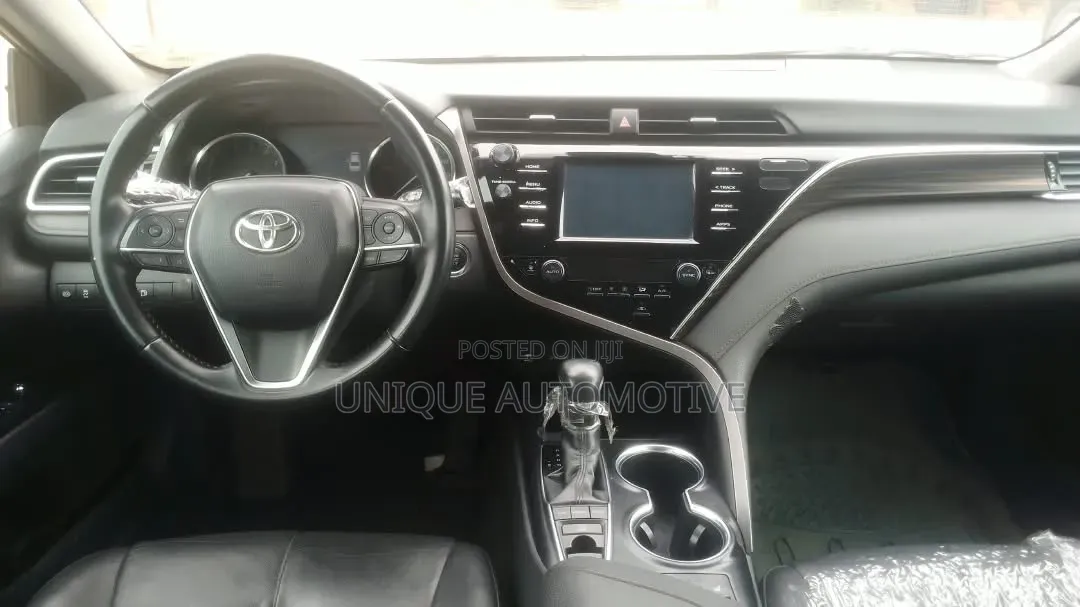 Toyota Camry XLE FWD (2.5L 4cyl 8AM) 2018 Gray